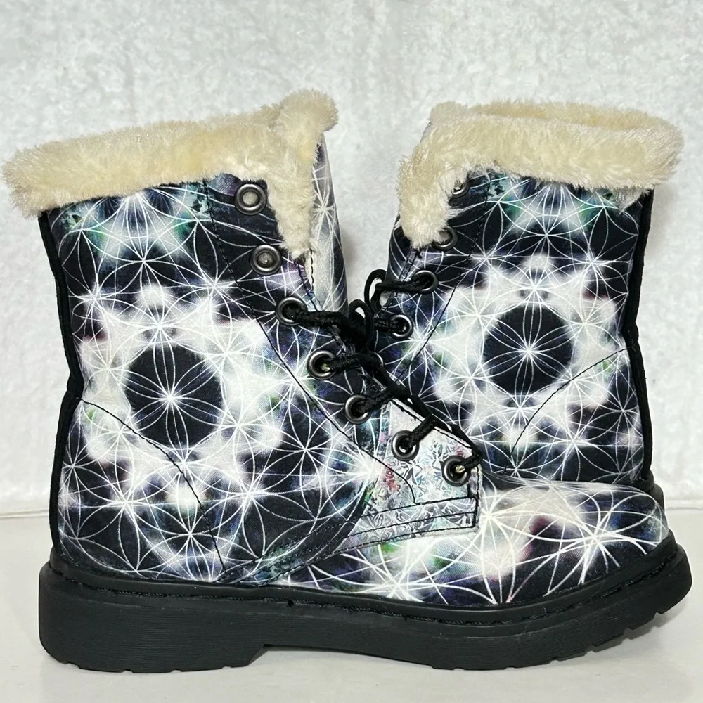 Yes We Vibe Girls Black/White Circle of Life Faux Fur Fall/Winter Boots SZ 3.5M